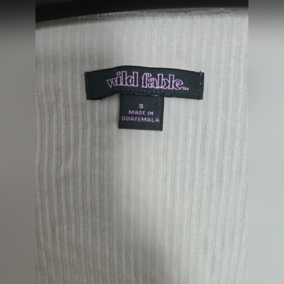 Light Green Ribbed V-Neck Top - Picture 2 of 4